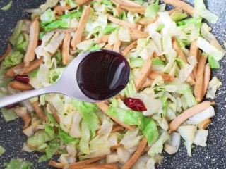 13、包菜炒粉丝,放蚝油。
