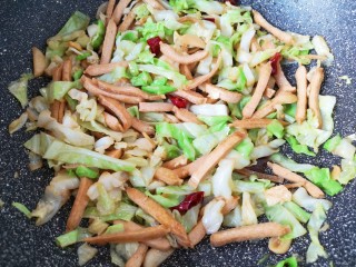 14、包菜炒粉丝,翻炒均匀。