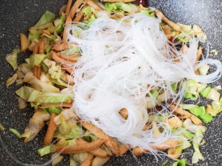 15、包菜炒粉丝,下入泡好的粉丝。