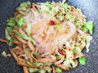 16、包菜炒粉丝,翻炒至粉丝入味即可。