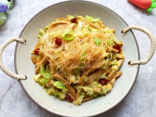 18、包菜炒粉丝,近图看看。