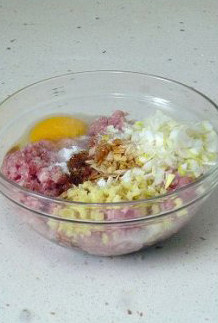 2、徐州过年头牌美食—猪肉饺子,再加入其它所有的饺子馅料。