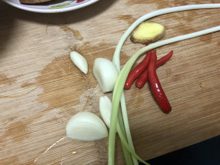 2、青椒炒素鸡,蒜剥皮，姜洗净，小米辣清洗，小葱择好洗净