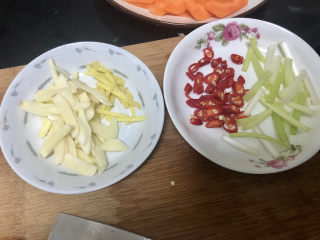 6、青椒炒素鸡,改刀：蒜切蒜片，姜切丝，小葱切段，小米辣切斜片