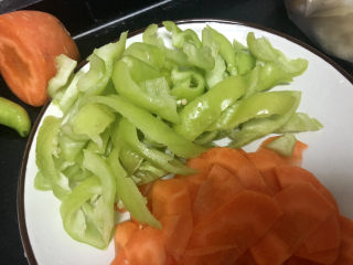 8、青椒炒素鸡,青椒切块