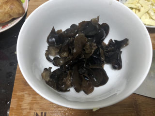 9、青椒炒素鸡,木耳撕成小朵