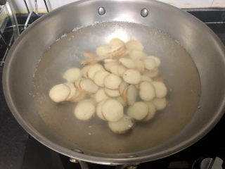 11、青椒炒素鸡,坐锅烧水，水开下素鸡煮约两分钟