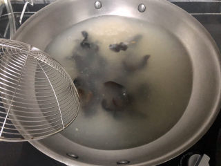 13、青椒炒素鸡,木耳下锅焯水一分钟