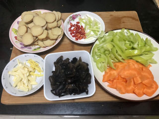 15、青椒炒素鸡,全部食材准备好