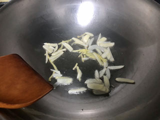 16、青椒炒素鸡,热锅冷油，下姜丝蒜片爆香