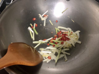 17、青椒炒素鸡,下小葱小米辣煸出香味