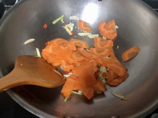 18、青椒炒素鸡,下胡萝卜，中火煸炒变软