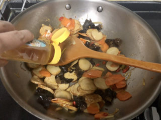 21、青椒炒素鸡,一茶匙太太乐鸡汁，翻炒均匀