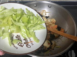 22、青椒炒素鸡,转大火，下青椒翻炒到断生