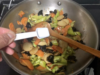 23、青椒炒素鸡,尝下咸淡，根据个人口味添加适量食盐翻炒均匀出锅