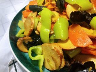 26、青椒炒素鸡,这道菜做法简单，咸鲜味美，营养丰富，喜欢的小伙伴们快来试试看吧????