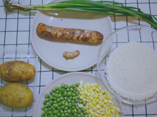 1、土豆香肠焖饭,食材准备…