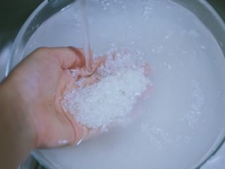 2、土豆香肠焖饭,淘洗大米