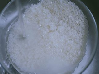 3、土豆香肠焖饭,放适量的水，把大米浸泡10min-15min，太久了米会软掉