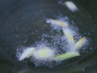 11、土豆香肠焖饭,食材准备完毕～开炒吧，热锅放油至七成热下葱姜爆香