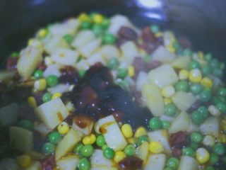 13、土豆香肠焖饭,加入适量蚝油～