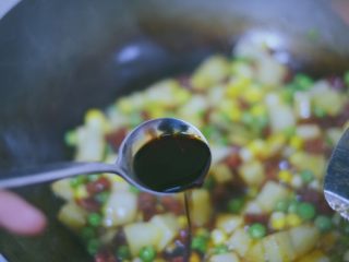 14、土豆香肠焖饭,生抽也来点～