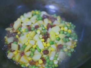 15、土豆香肠焖饭,色泽一下子就有啦～继续翻炒哦～