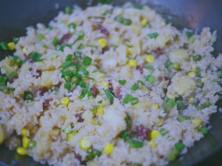 18、土豆香肠焖饭,哈哈～揭开锅搅拌一下～再撒上葱，盖上锅盖不开火焖三分钟，把葱的清香味闷出来（不要放太多葱哦，会抢走其他食材的味道）