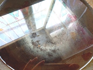 4、豌豆凉粉,取锅倒入六碗水,开火