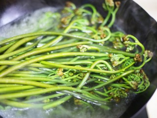 3、鲜嫩可口的凉拌蕨菜,锅中烫2分钟