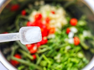 8、鲜嫩可口的凉拌蕨菜,盐