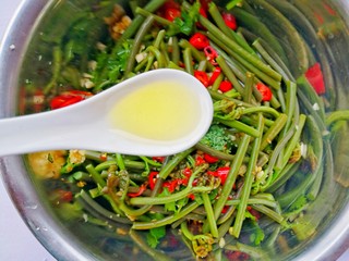 14、鲜嫩可口的凉拌蕨菜,香油