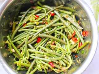 15、鲜嫩可口的凉拌蕨菜,拌匀。