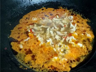 10、水煮肉片,肉片用筷子一片一片的夹进锅里，不要搅动；加盖，煮1-2分钟；