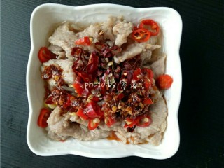 12、水煮肉片,将小米辣，干辣椒，花椒铺在肉片面上；