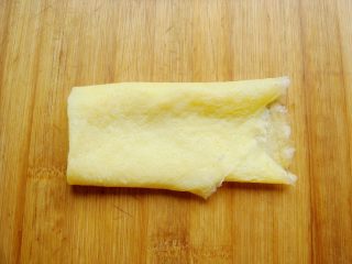 10、锦鲤寿司,鸡蛋放少许盐搅拌均匀,用煎锅小火摊成鸡蛋皮。