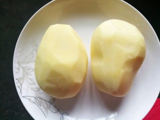 1、清清爽爽的酸辣土豆丝,土豆洗净去皮。
