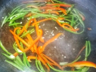 4、清清爽爽的酸辣土豆丝,辣椒丝煮1分钟，然后捞出沥干水。