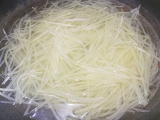5、清清爽爽的酸辣土豆丝,土豆丝煮至透明。