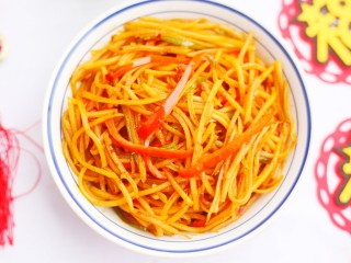 10、清清爽爽的酸辣土豆丝,出锅盛盘。