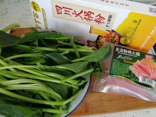 1、四川火锅粉&手工鲜粉,备料:四川火锅粉,菠菜,无淀粉火腿。