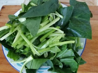 2、四川火锅粉&手工鲜粉,菠菜洗净切成小段。