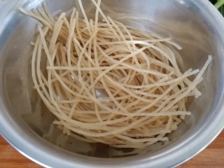 6、四川火锅粉&手工鲜粉,把火锅粉捻开(如图)