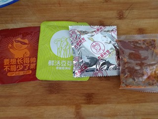 7、四川火锅粉&手工鲜粉,四川火锅调料:豆芽菜,海带,调料包,辣料包。没有料包可以用川崎火锅底料代替。