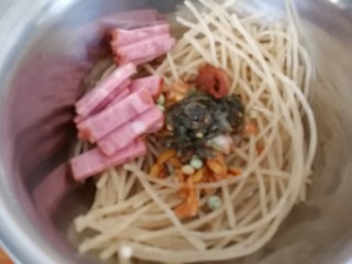 8、四川火锅粉&手工鲜粉,把四个料包放进火锅粉碗里,火腿切成条。放多少根据个人口味。