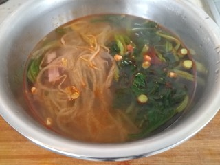 10、四川火锅粉&手工鲜粉,加菠菜(如图),四川火锅粉拌好了。