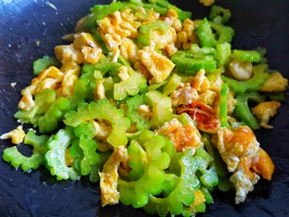11、苦瓜炒蛋,炒匀出锅。