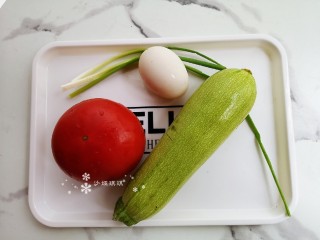1、番茄炒西葫芦,准备食材。