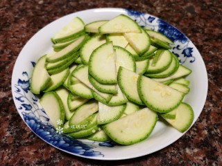 3、番茄炒西葫芦,将西葫芦洗净后切成片备用。