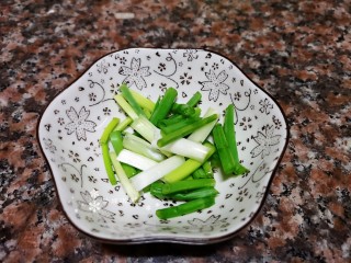 4、番茄炒西葫芦,将小葱洗净后切小段备用。